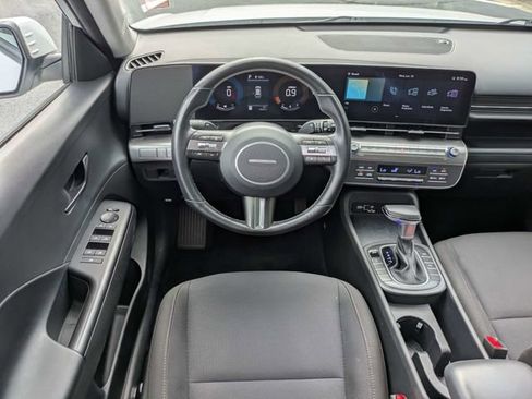Used 2025 Hyundai Kona SEL AWD/4WD image 16