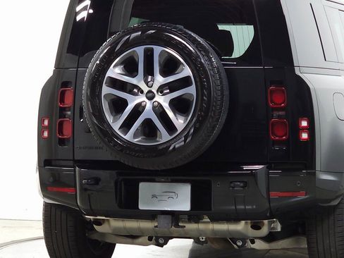 Used 2025 Land Rover Defender 110 X-Dynamic SE image 7