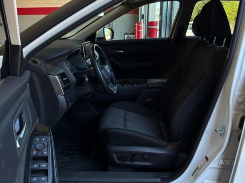 Used 2025 Nissan Rogue SV FWD image 10