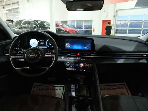 Used 2025 Hyundai Elantra SEL image 25