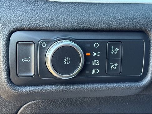 Used 2022 Ford Explorer XLT w/ Equipment Group 202A image 9