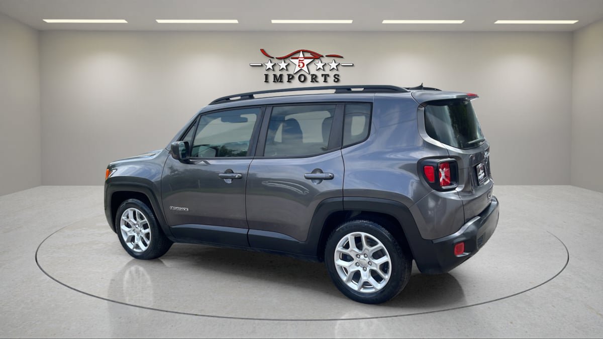Used 2018 Jeep Renegade Latitude FWD image 3