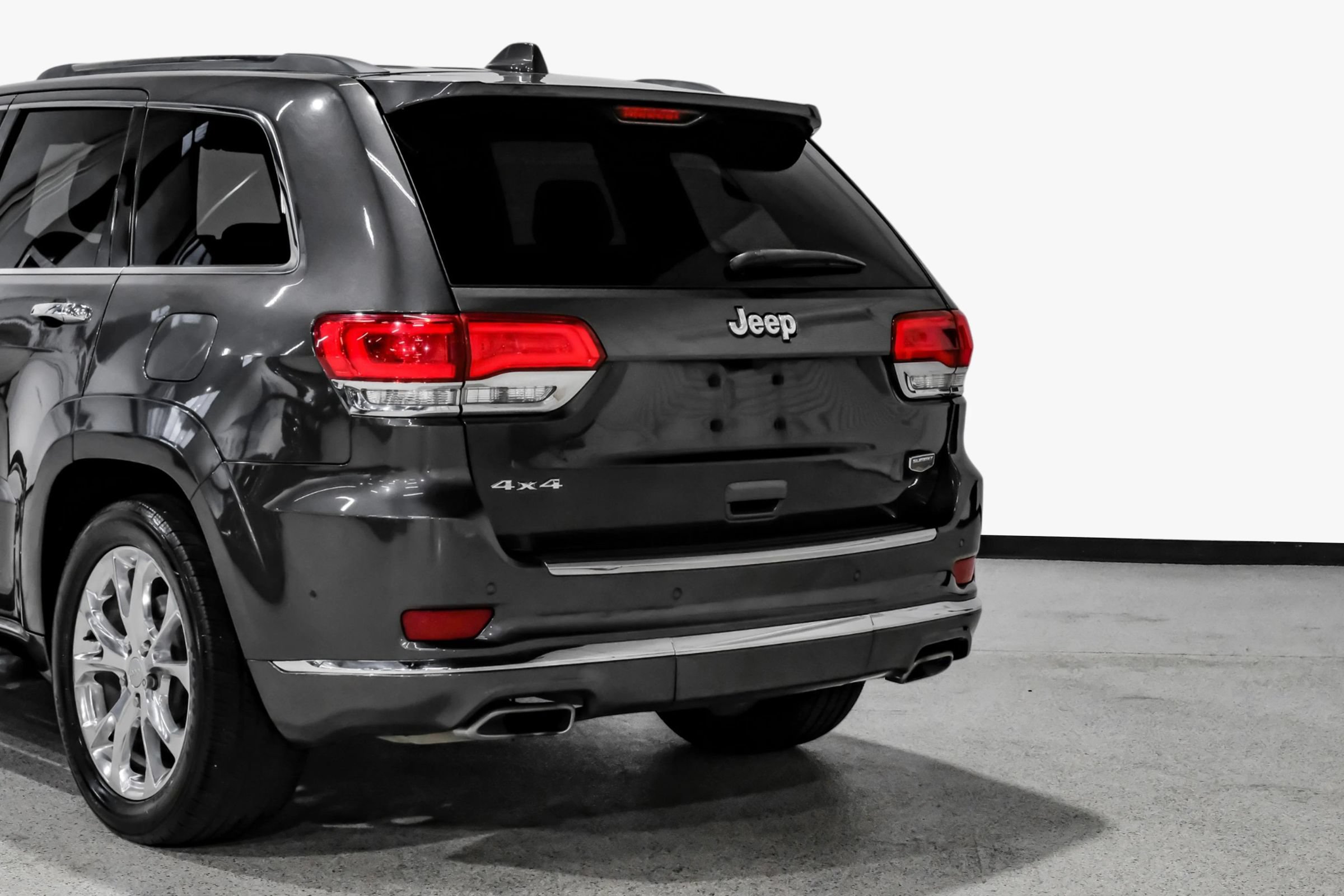 Used 2020 Jeep Grand Cherokee Summit w/ Skid Plate Group AWD/4WD image 15