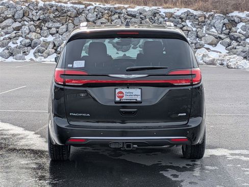 New 2026 Chrysler Pacifica Pinnacle w/ Trailer Tow Group AWD/4WD image 6
