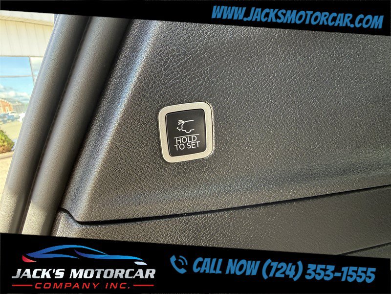 Used 2027 Chrysler Pacifica Limited FWD image 24