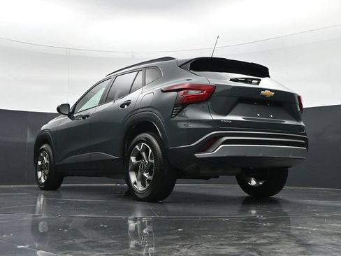 Used 2025 Chevrolet Trax LT FWD image 46