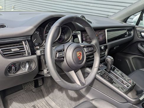 Certified 2025 Porsche Macan image 4