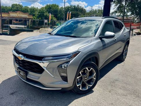 Used 2025 Chevrolet Trax LT FWD image 2