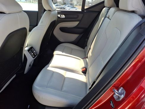 Used 2019 Volvo XC40 T4 Momentum FWD image 16