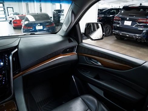 Used 2019 Cadillac Escalade ESV Premium Luxury image 11
