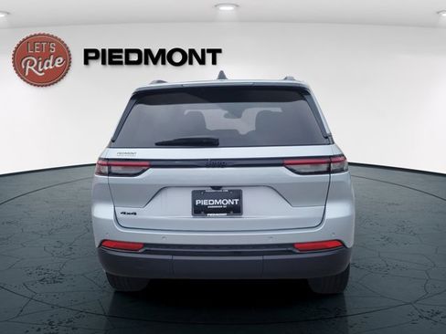Used 2023 Jeep Grand Cherokee Altitude AWD/4WD image 7