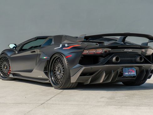Used 2020 Lamborghini Aventador SVJ AWD/4WD image 11