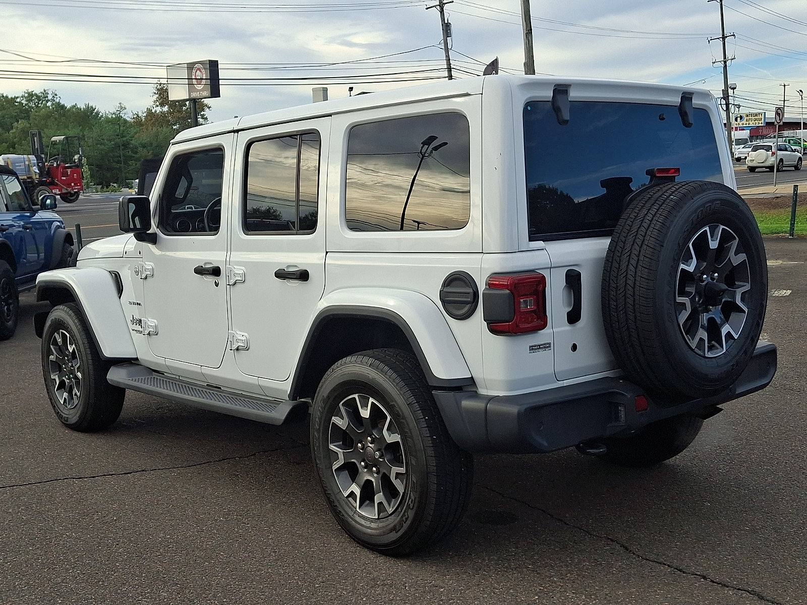 Used 2018 Jeep Wrangler Unlimited Sahara w/ Dual Top Group AWD/4WD image 6
