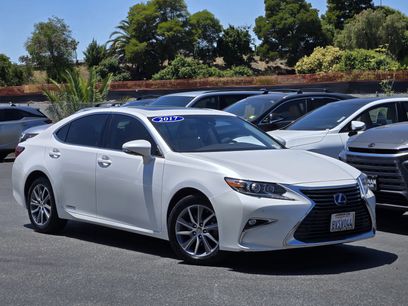 Used 2017 Lexus ES 300h w/ Navigation System Package