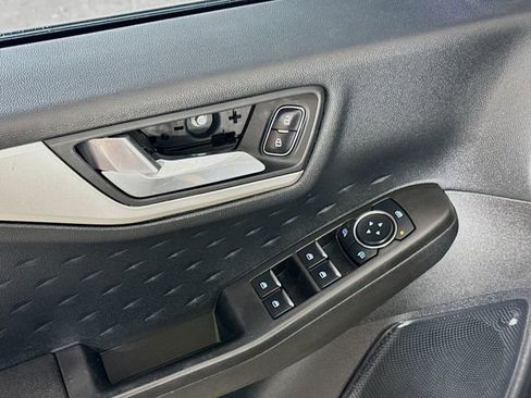 Used 2020 Ford Escape SE image 19