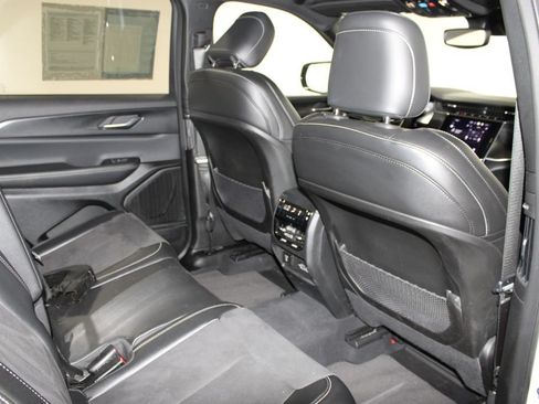 Used 2024 Jeep Grand Cherokee L Altitude AWD/4WD image 28