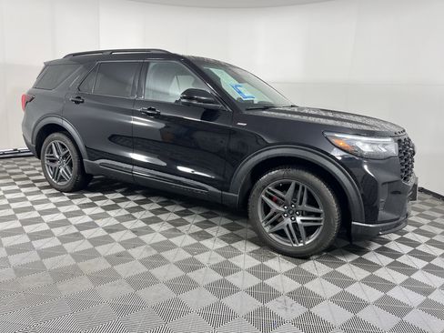Used 2025 Ford Explorer ST-Line w/ Premium Package image 7