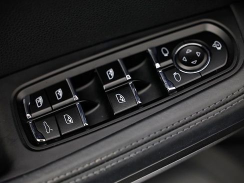 Used 2023 Porsche Macan Turbo image 23