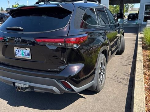 Used 2022 Toyota Highlander XLE AWD/4WD image 6