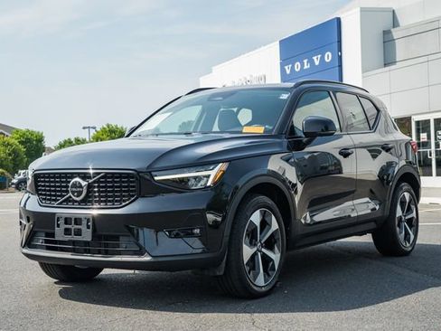 Used 2023 Volvo XC40 B5 Plus w/ Protection Package Premier AWD/4WD image 3