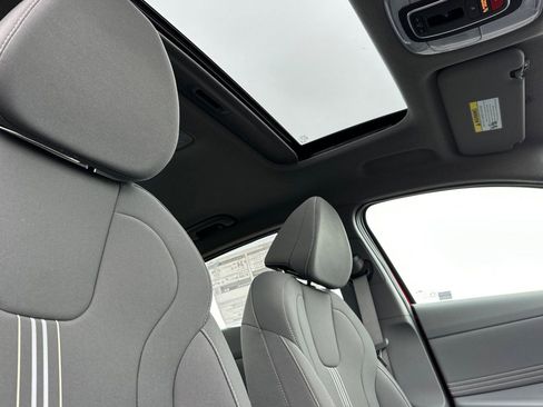 Used 2025 Hyundai Elantra SEL image 15