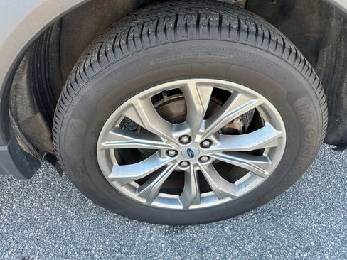 Used 2023 Ford Explorer Limited image 8