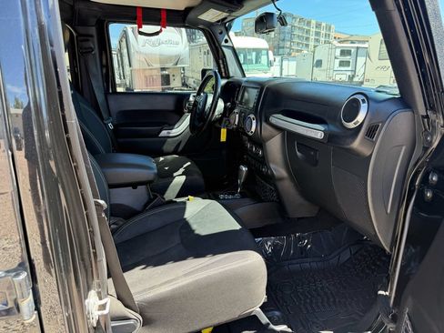 Used 2016 Jeep Wrangler Unlimited Rubicon w/ Connectivity Group AWD/4WD image 23