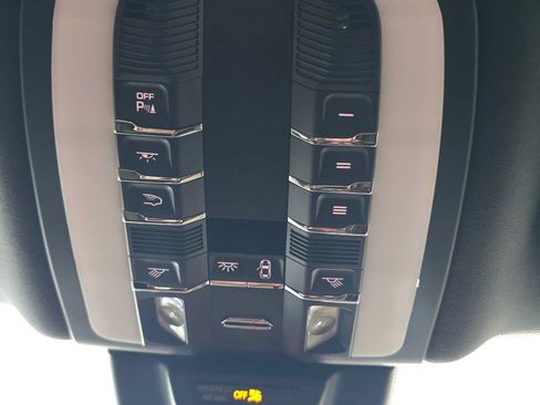 Used 2025 Porsche Macan AWD/4WD image 30