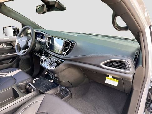 New 2026 Chrysler Pacifica Select image 30