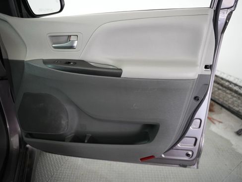 Used 2020 Toyota Sienna LE FWD image 46