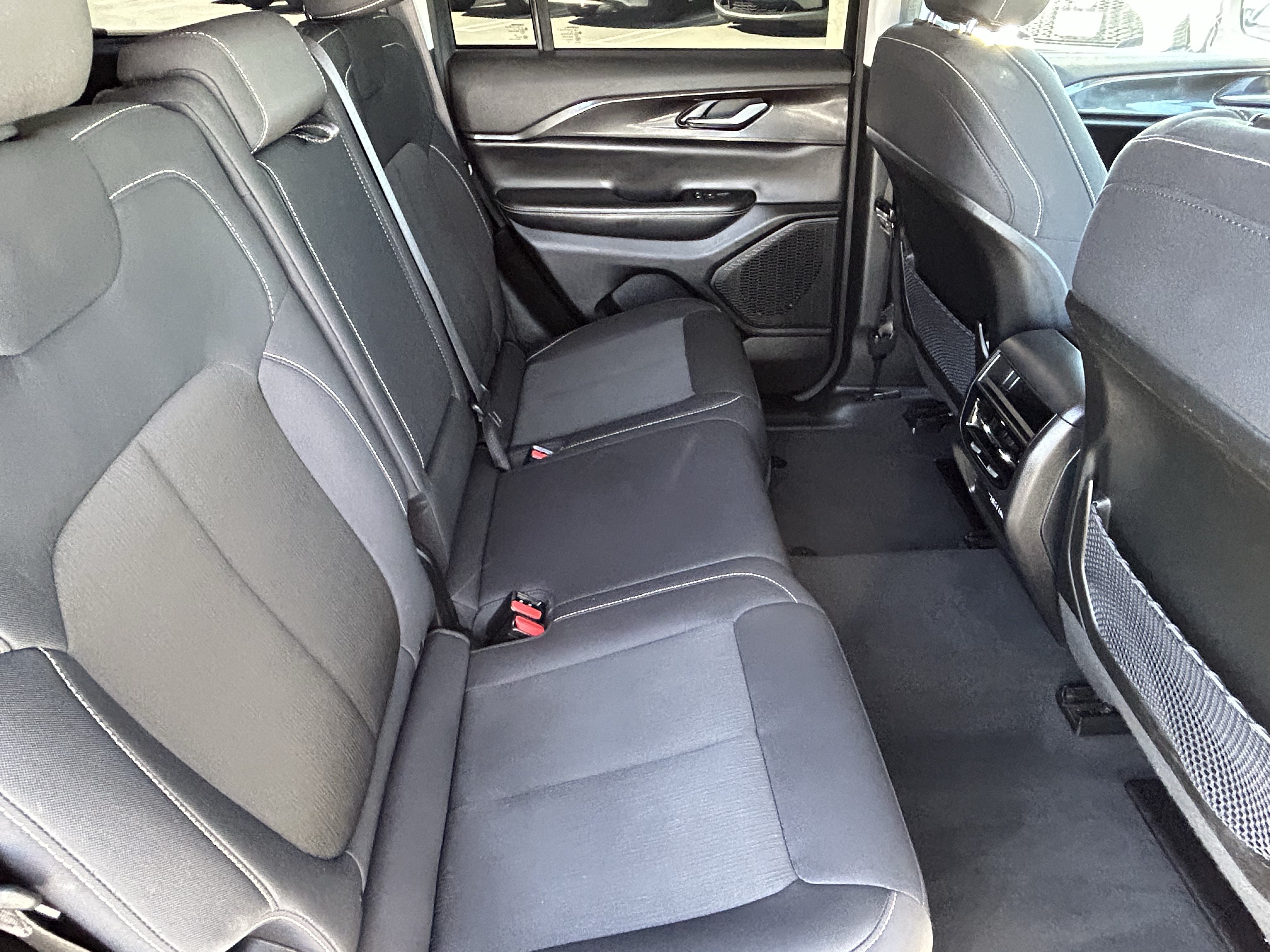 Used 2023 Jeep Grand Cherokee Laredo RWD image 12