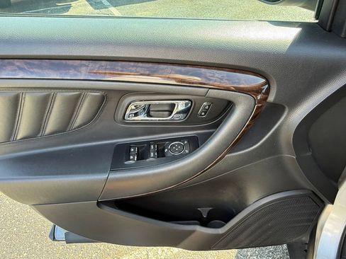 Used 2018 Ford Taurus Limited FWD image 17