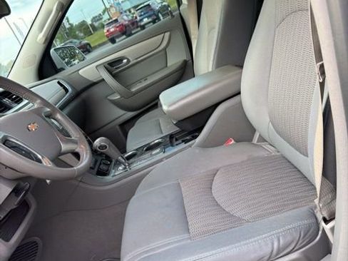 Used 2017 Chevrolet Traverse LT w/ Traveler's Package image 12
