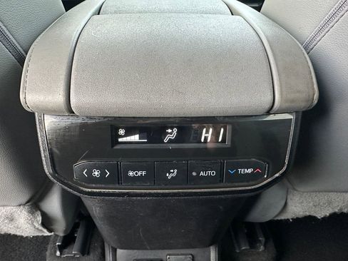 Used 2021 Toyota Highlander Limited image 16