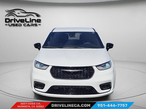 Used 2024 Chrysler Pacifica Limited FWD image 2