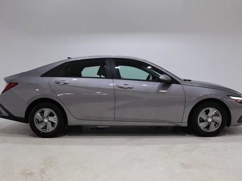 Used 2025 Hyundai Elantra SE FWD image 8