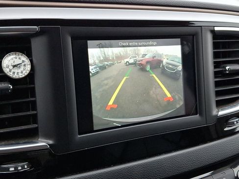 Used 2018 Chrysler Pacifica Touring-L image 18