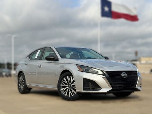 Certified 2024 Nissan Altima 2.5 SV FWD image 2