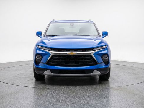 Used 2025 Chevrolet Blazer LT FWD image 2