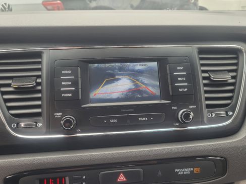 Used 2018 Kia Sedona L image 16