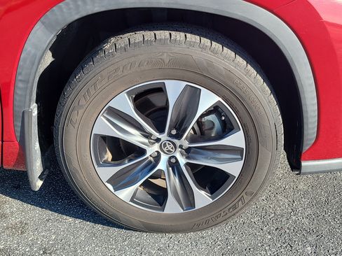 Used 2020 Toyota Highlander XLE AWD/4WD image 10