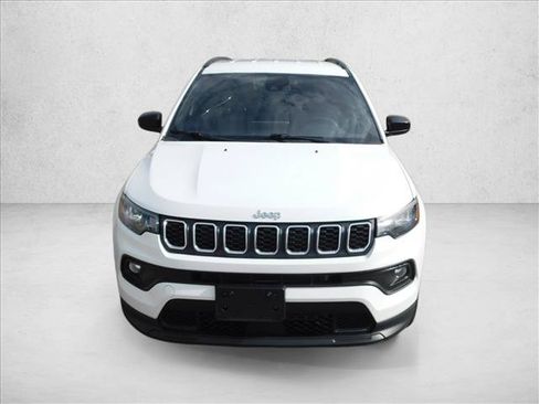 Used 2024 Jeep Compass Latitude AWD/4WD image 3