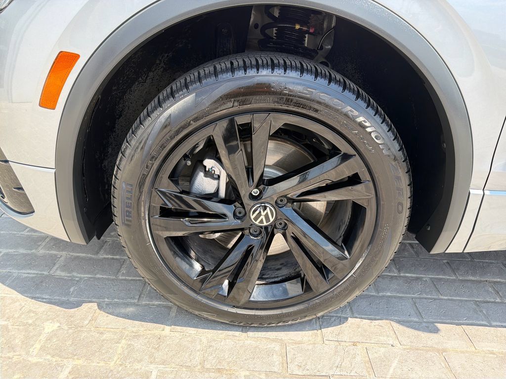 Certified 2024 Volkswagen Tiguan SE R-Line AWD/4WD image 27