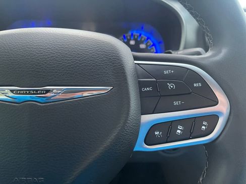 Used 2022 Chrysler Pacifica Touring-L FWD image 23