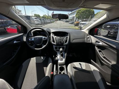 Used 2014 Ford Focus SE w/ SE Sport Package FWD image 3