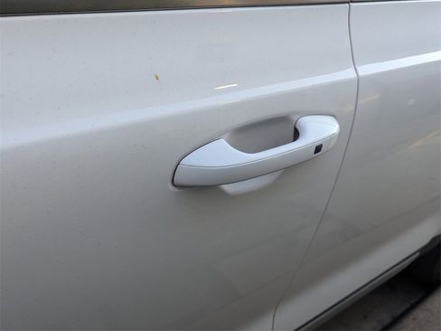 Used 2024 Kia Telluride EX w/ EX Captain's Chair Package image 5