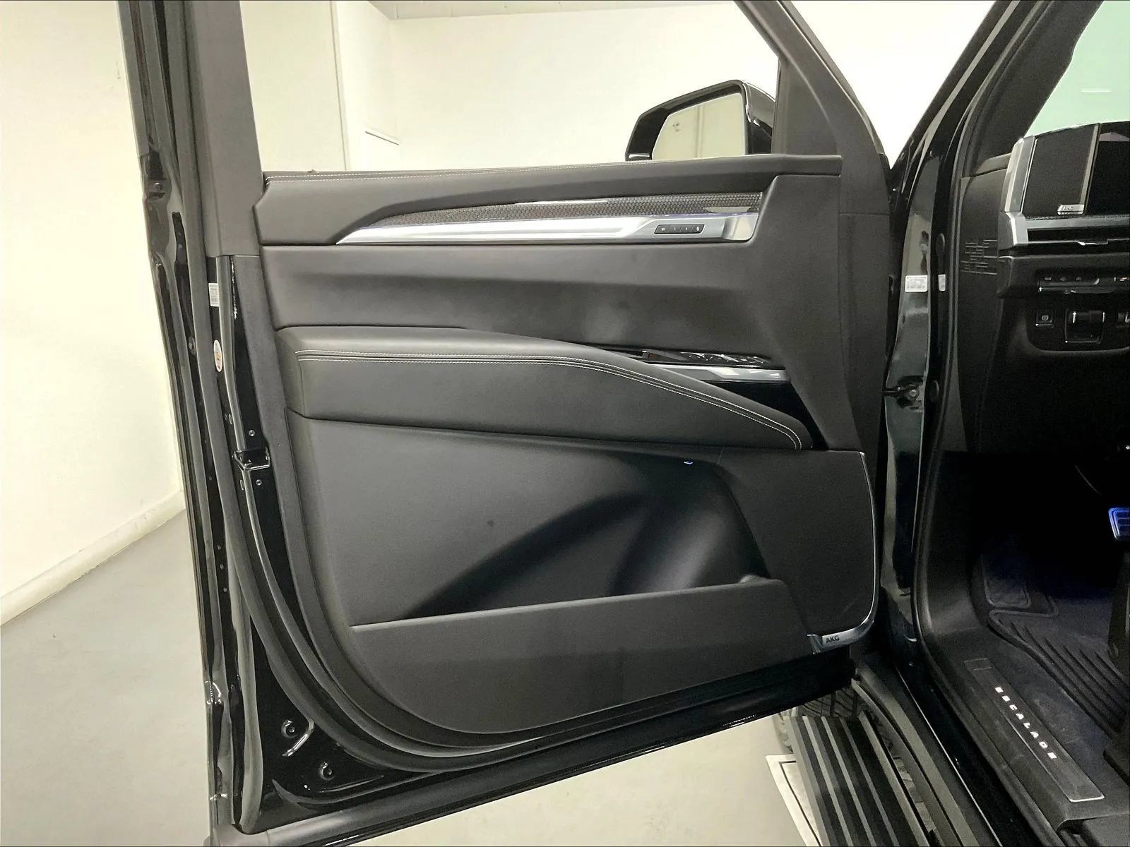 Used 2025 Cadillac Escalade V AWD/4WD image 17