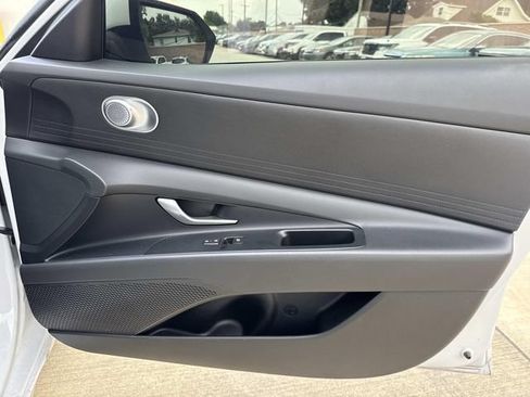 Used 2025 Hyundai Elantra SE FWD image 13