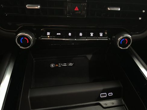 New 2025 Chevrolet Suburban Premier image 24