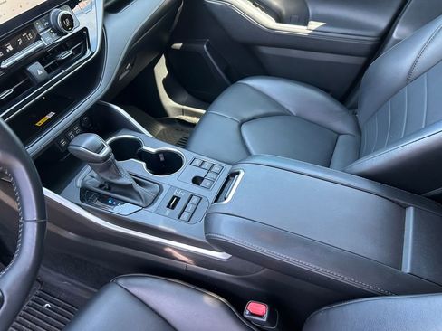 Used 2024 Toyota Highlander XLE image 20